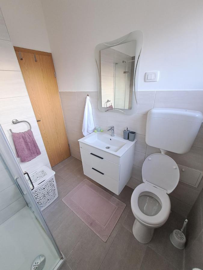 Yulia Apartman พูลา ภายนอก รูปภาพ